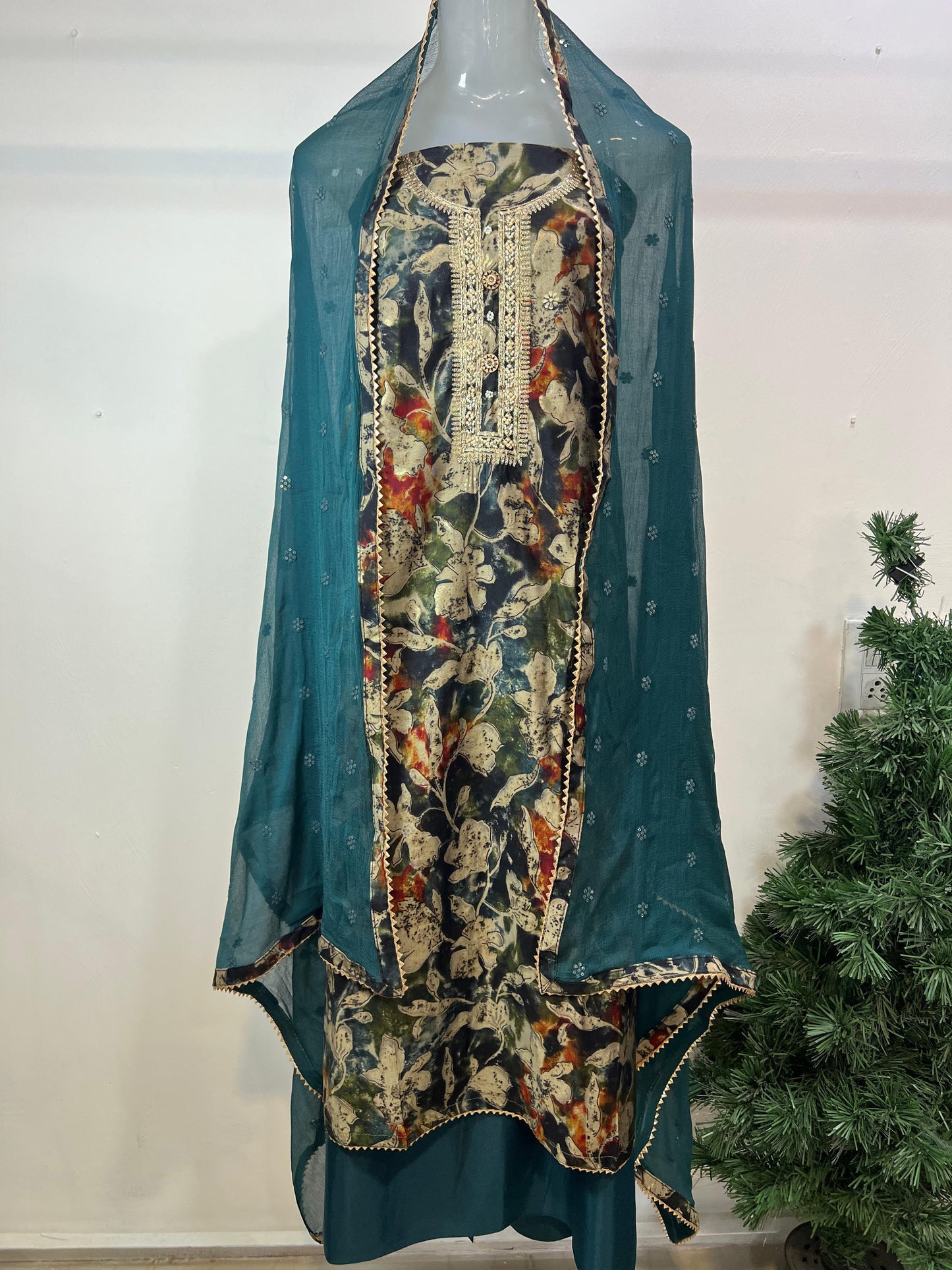 Naintara Un-Stitched Dress Material