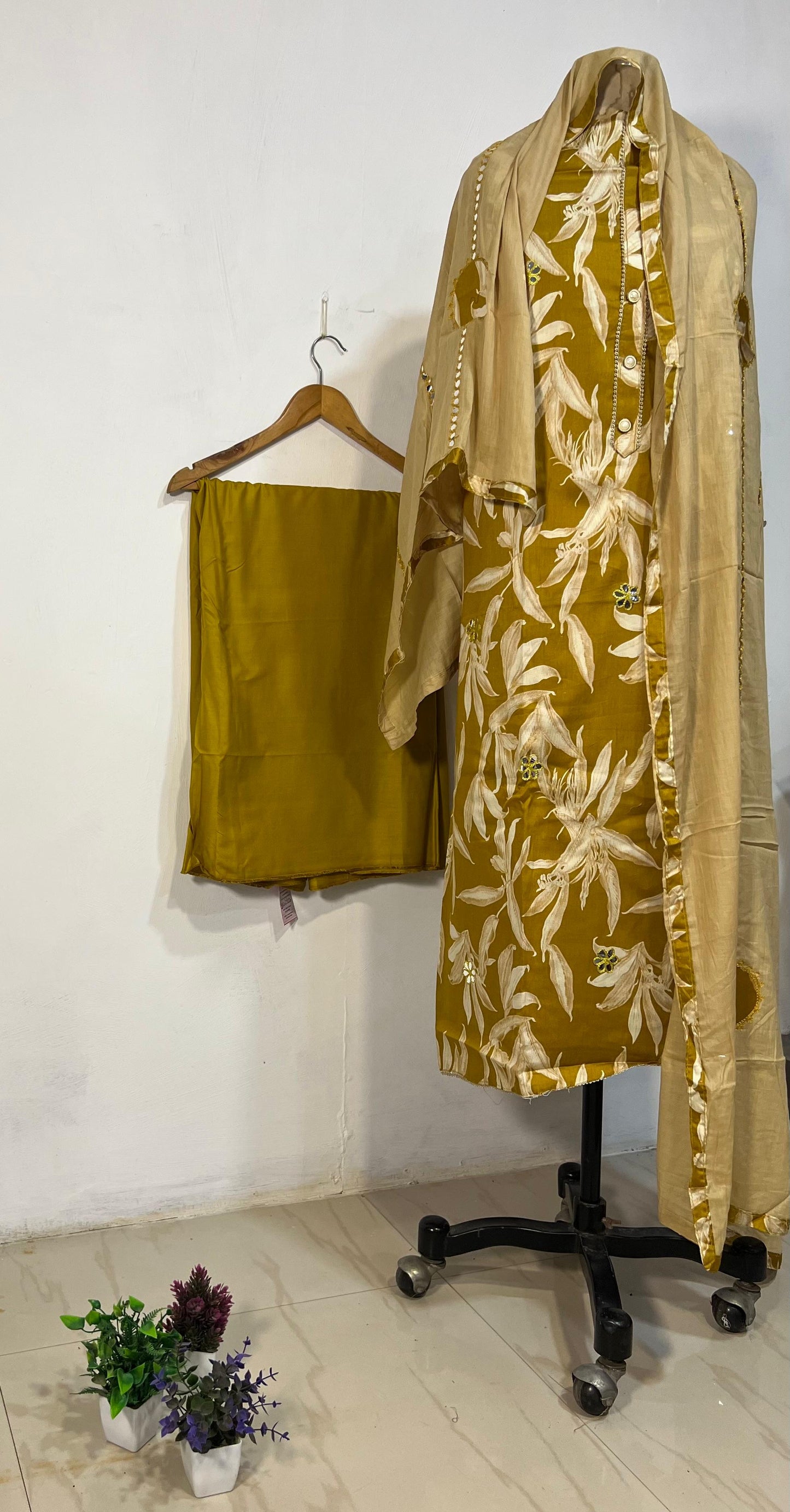 Fulwa Un-Stitched Dress Material